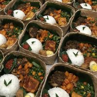 Sajian makanan dalam Nasi Kotak Besek